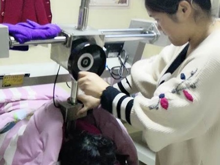 腰间盘突出脊椎按摩治疗！